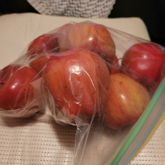 ApplesFake red delicious - Picture 2 of 3